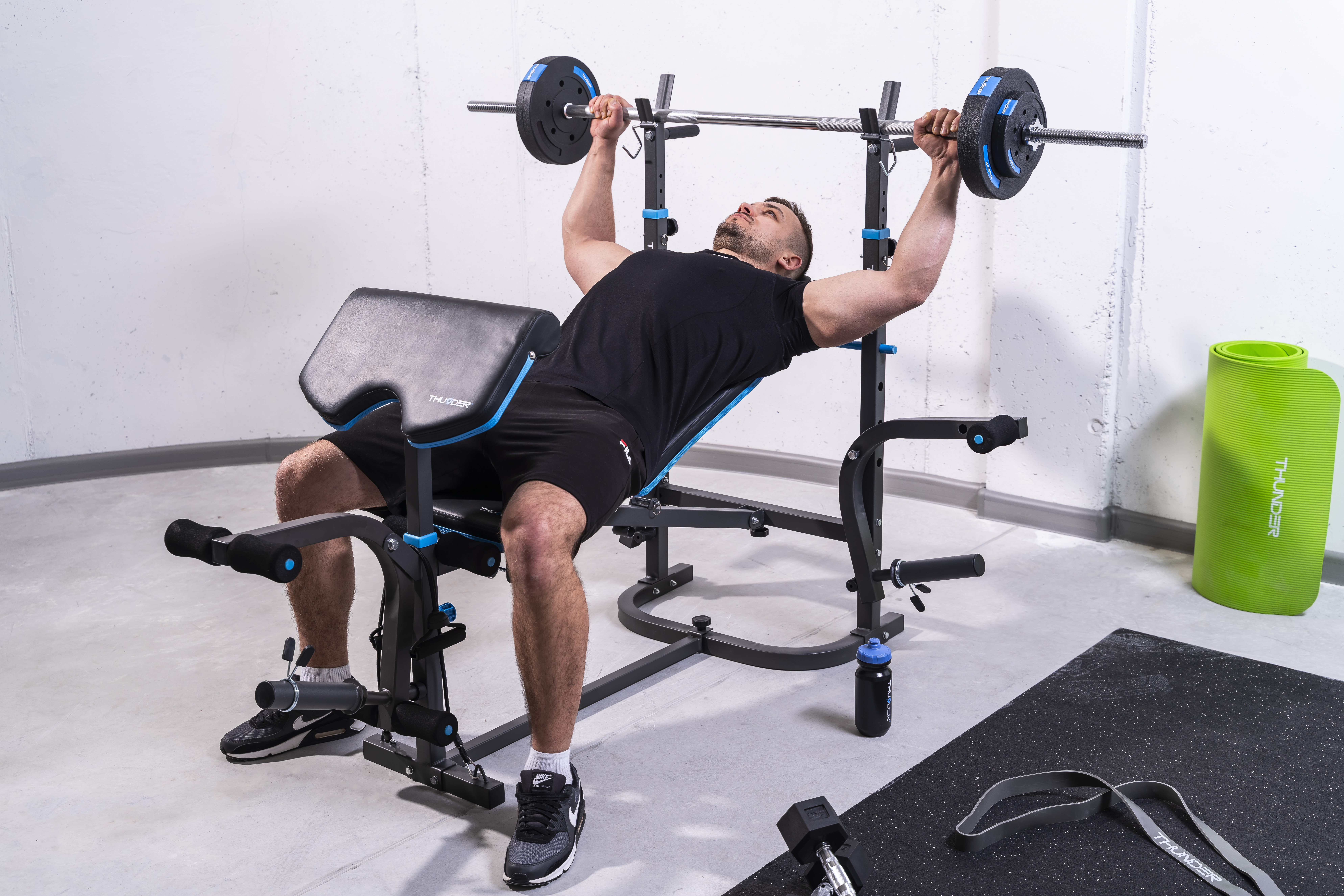 Vyras sportuoja su elipsiniu treniruokliu namų aplinkoje