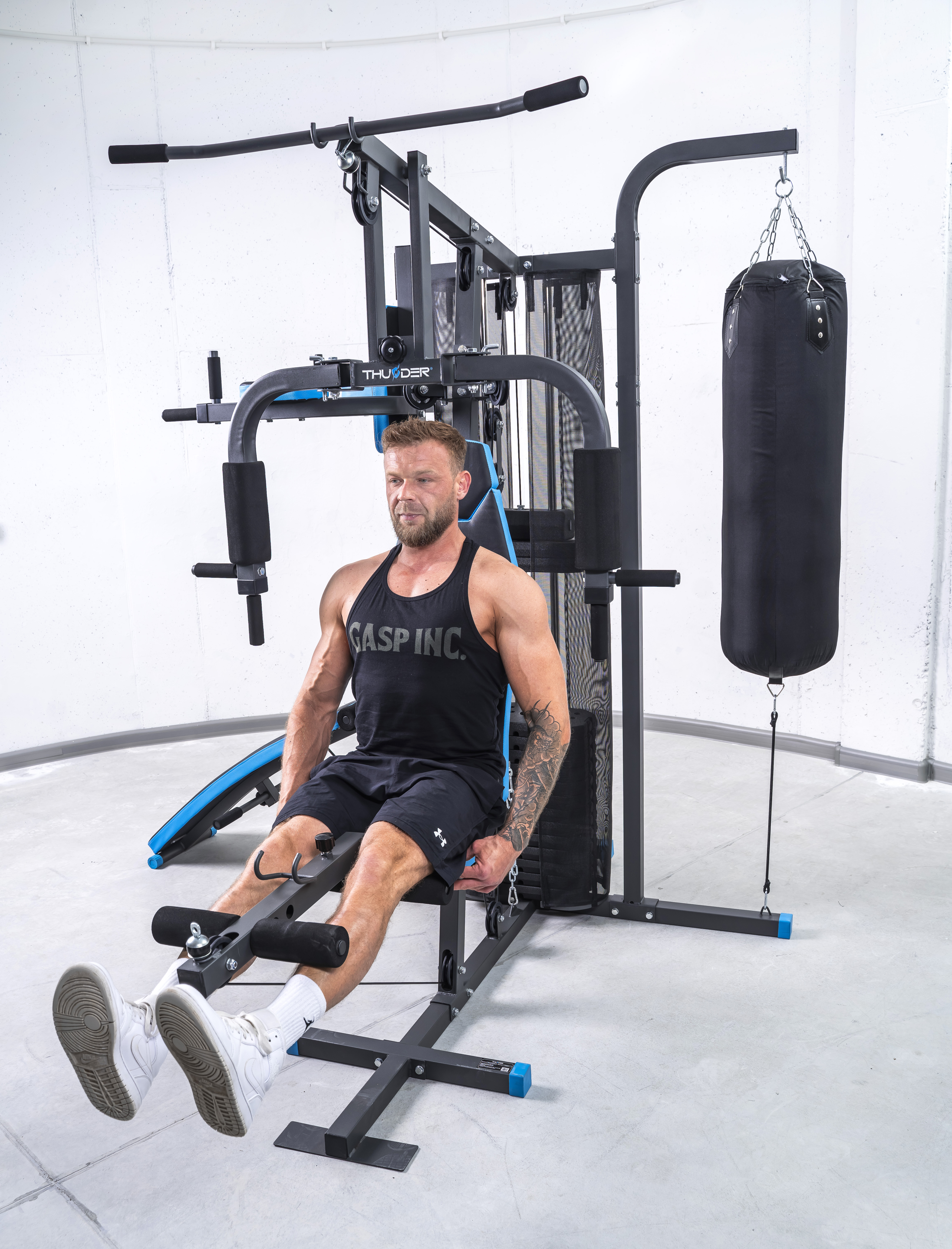 Daugiafunkcinis treniruoklis su svarmenimis ir trosu