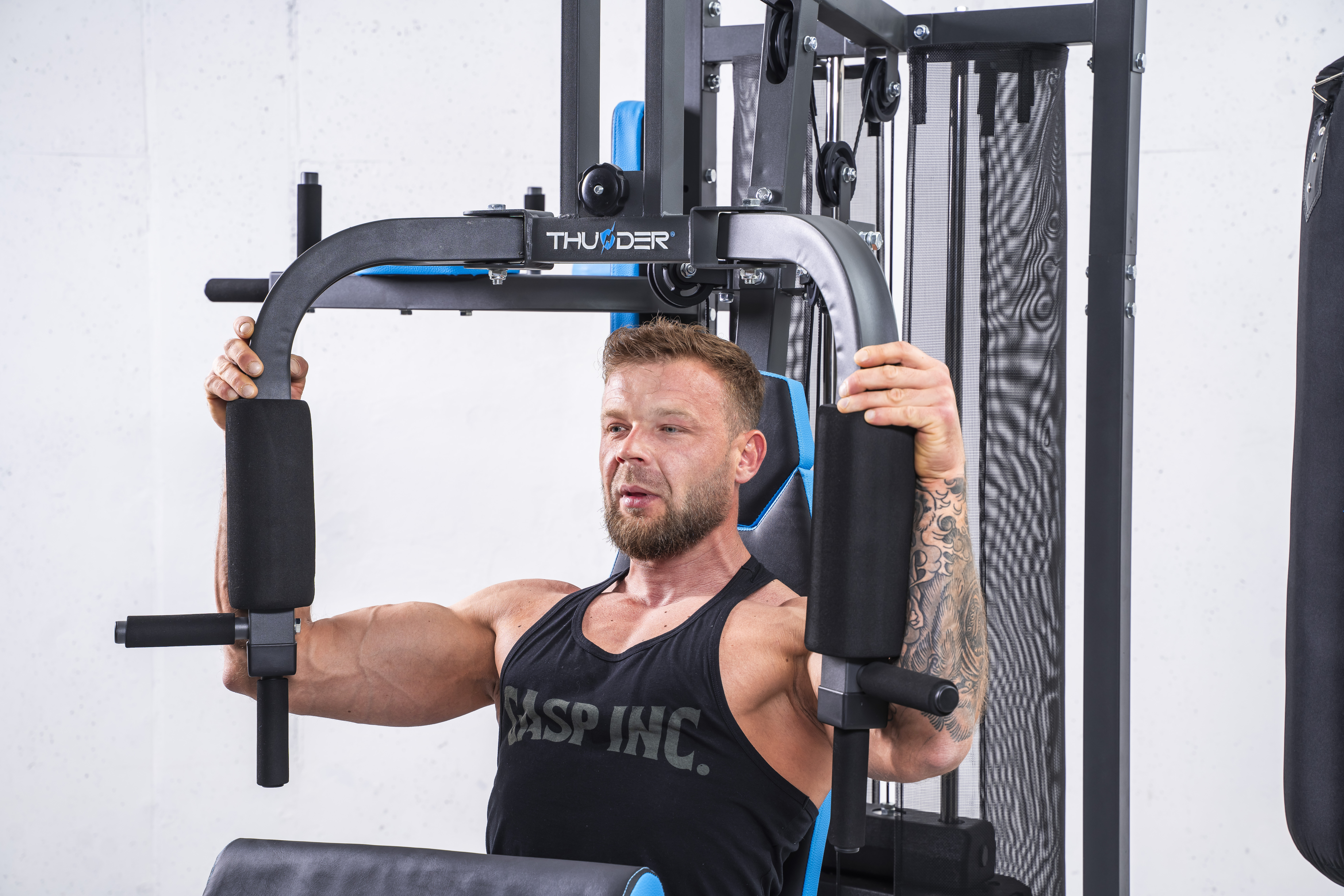 Asmuo, besitreniruojantis ant kilimėlio namuose