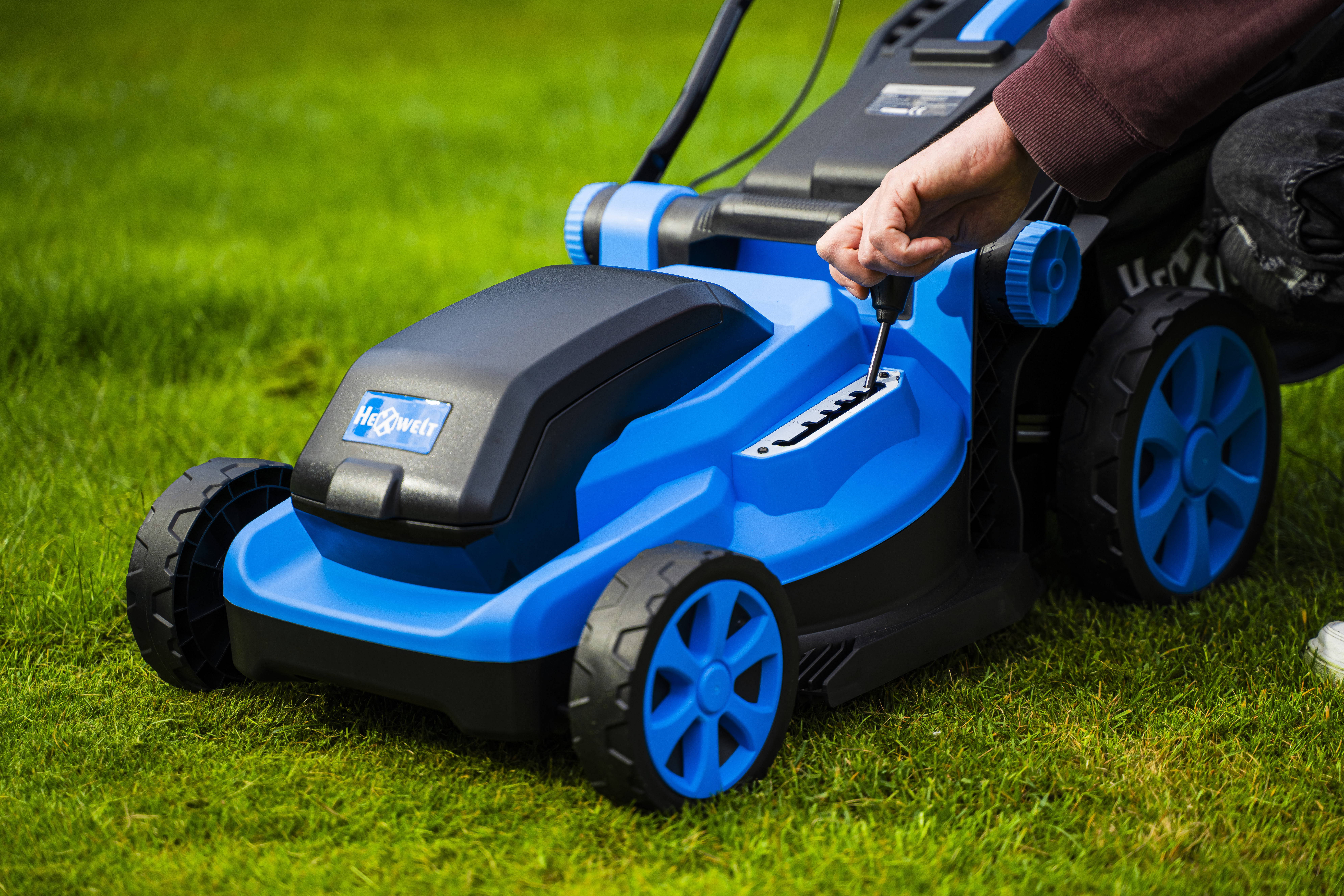 Nowoczesna kosiarka Hexwelt z dużym koszem