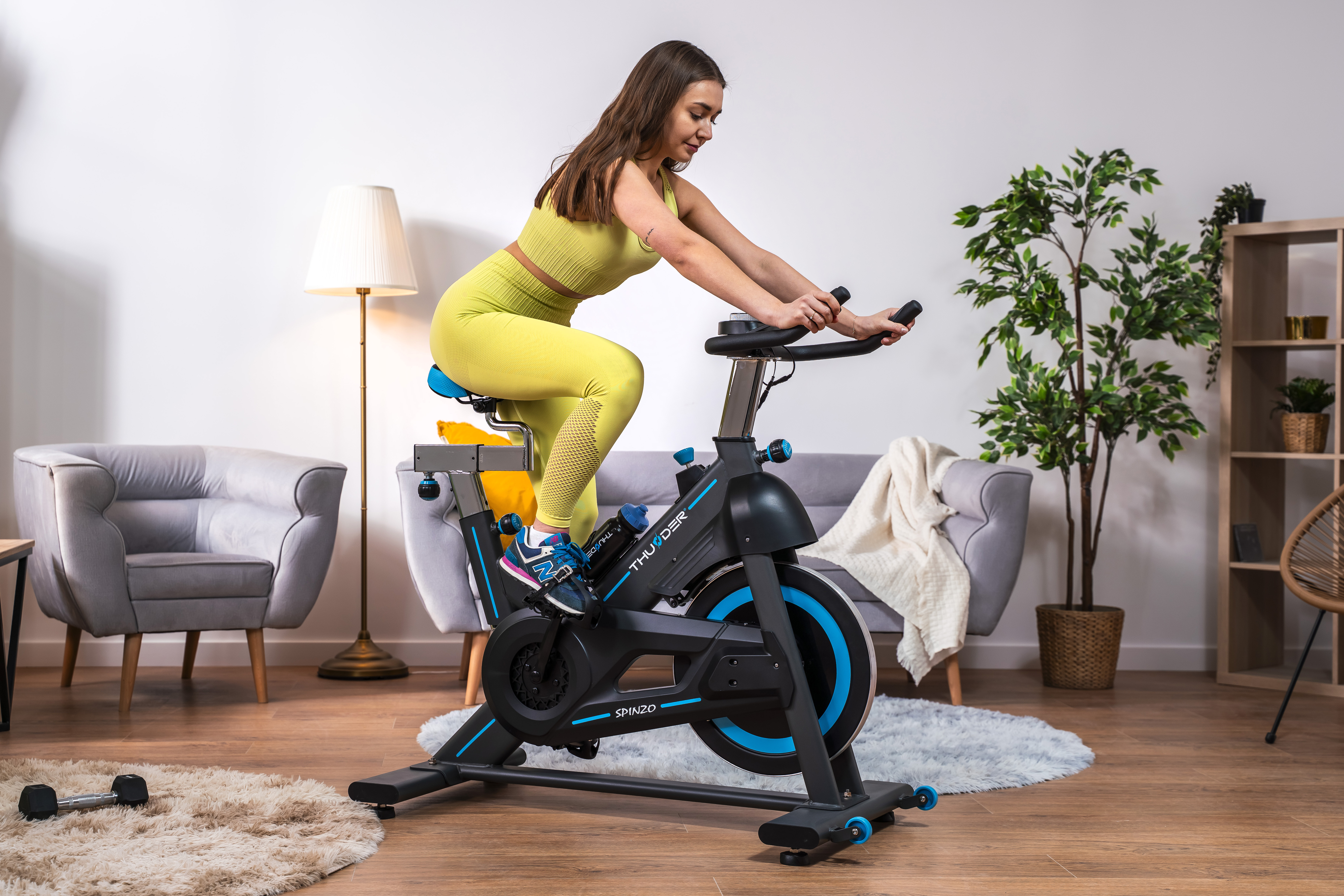 Stacionarus dviratis su ekranu namų aplinkoje