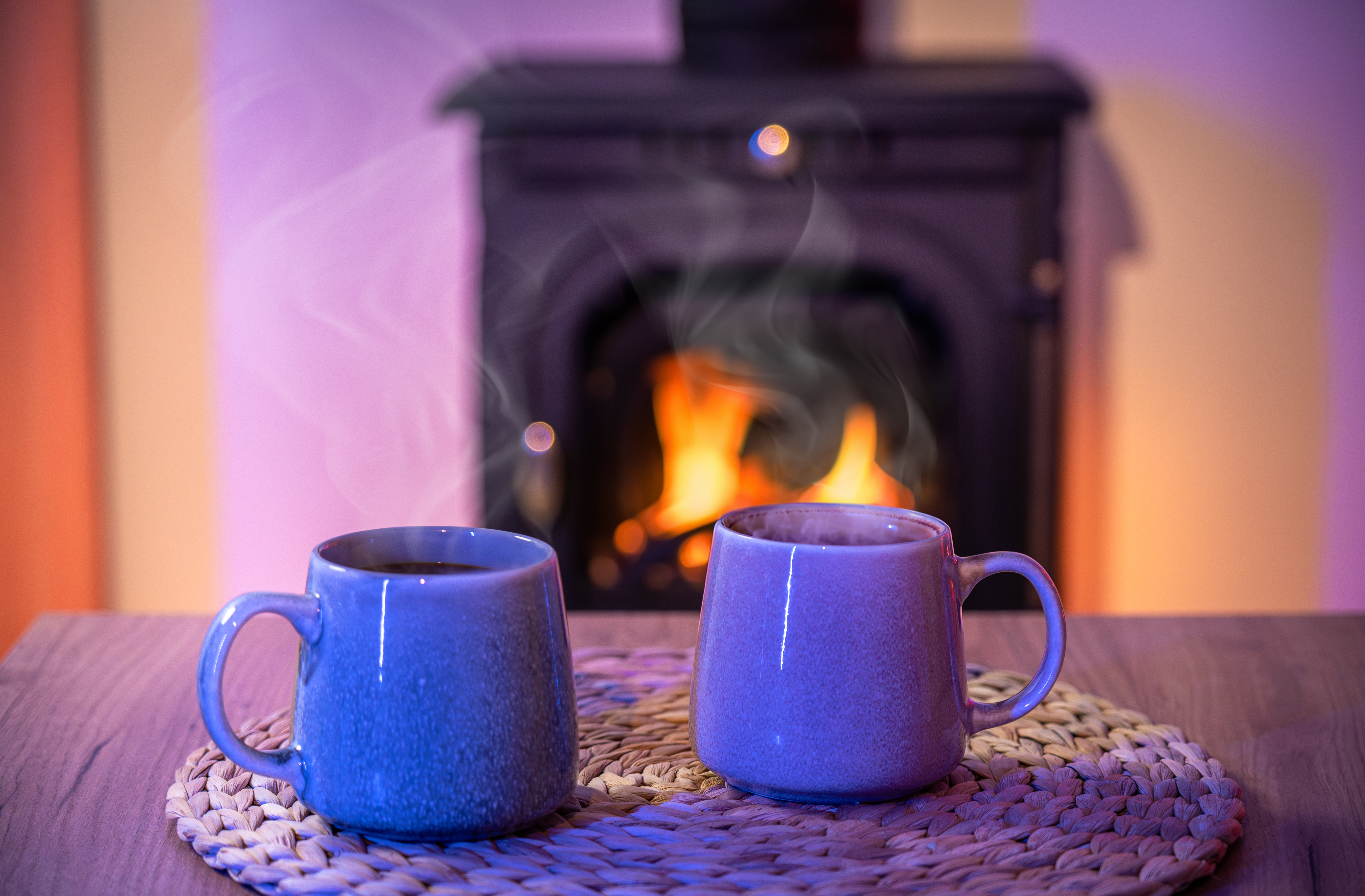 Namas su šiltu kaminu, efektyvaus šildymo simbolis